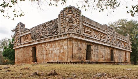  Puuc-arkkitehtuurin nousu: Maya-kansan geometrinen nerous 700-luvun Yucatanissa