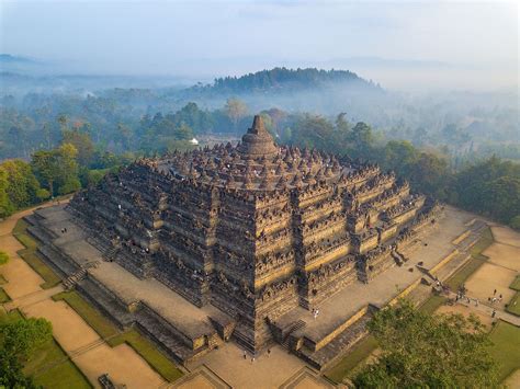 Sailendra Dynastian Borobudur Temppelikompleksin Rautaruukki- ja Auringonnousuarkkitehtuuriin Vaikutus 800-luvulla